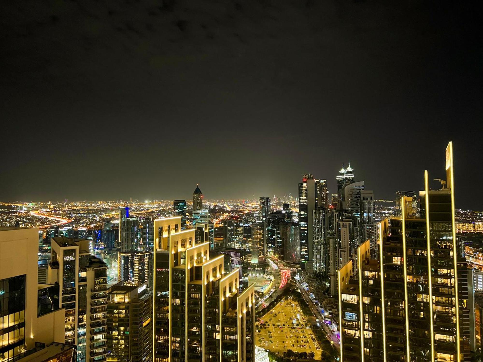 Downtown Luxury - Stunning Burj Khalifa & Sea View - 5 Minutes Walk To Dubai Mall ภายนอก รูปภาพ
